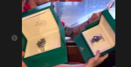 Presiden Prabowo Subianto memberikan hadiah jam tengah mewah kepada seluruh anggota timnas Indonesia.