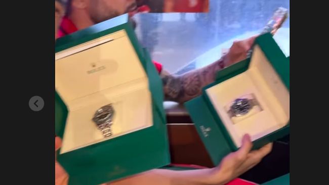 Presiden Prabowo Subianto memberikan hadiah jam tengah mewah kepada seluruh anggota timnas Indonesia.