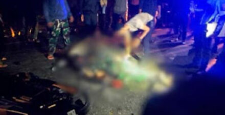 Petugas Kodim dan kepolisian mengevakuasi jenazah.