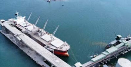 Sebuah kapal bersandar di Pelabuhan Teluk Bayur, Kota Padang