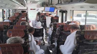 Jamaah berada di bus Safari Wukuf Khusus Lansia