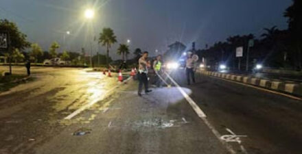 Petugas melakukan olah TKP lokasi kecelakaan Exit Tol Purwodadi Pasuruan