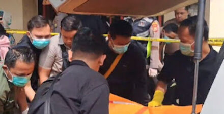 Petugas mengevakuasi mayat korban