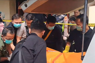 Petugas mengevakuasi mayat korban