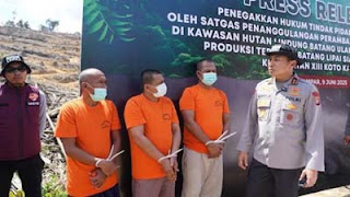 Tersangka kasus perambahan hutan di Riau.