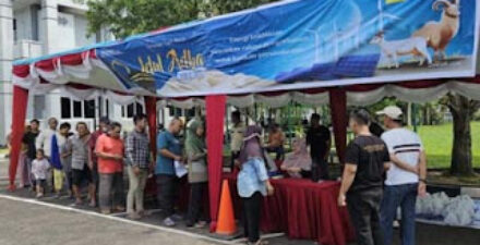 Antusiasme warga Kalimantan Barat saat menukarkan kupon daging kurban dari PT PLN