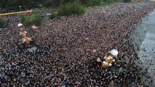 Foto udara puluhan ribu pengunjung menyaksikan tabuik.