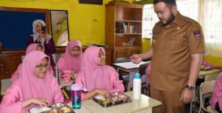 Wali Kota Fadly saat berbincang