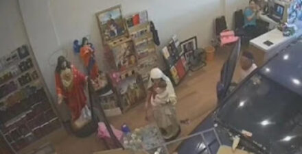 Mobil yang dikemudikan lansia menabrak masuk ke toko