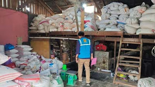 Petugas PLN mengecek kesiapan huller yang akan dielektrifikasi.