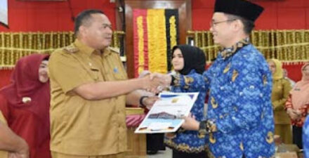 Wako Pariaman Yota Balad menyerahkan SK pengangkatan 148 CPNS Formasi Tahun 2024.