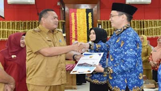 Wako Pariaman Yota Balad menyerahkan SK pengangkatan 148 CPNS Formasi Tahun 2024.
