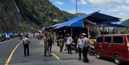 Tim gabungan tertibkan PKL dan parkir liar di Kelok Sembilan.