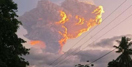 Gunung Lewotobi Meletus Dua Kali, Ratusan Warga Mengungsi