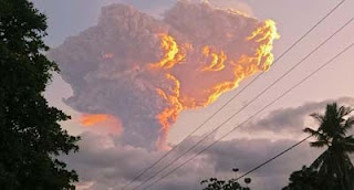 Gunung Lewotobi Meletus.