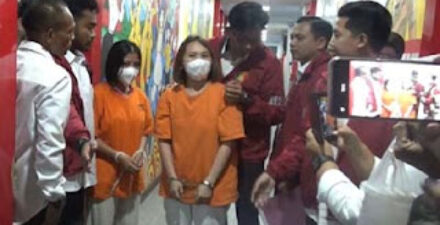 Polisi menangkap dua wanita terkait penganiayaan