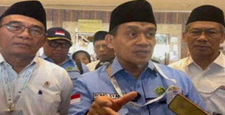 Wakil Menteri Agama Romo HR Muhammad Syafi’i berbincang dengan jamaah calon haji