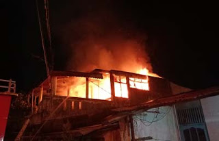 Saat api melahap dua rumah di Kota Padang.