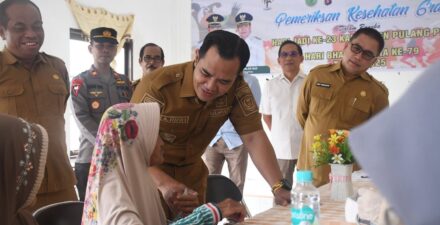 Bupati Pulang Pisau Meninjau Langsung Kegiatan Pemeriksaan Kesehatan Gratis