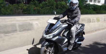 Bisa Berakibat Fatal, Ini 5 Bahaya Gunakan Handphone saat Naik Motor.