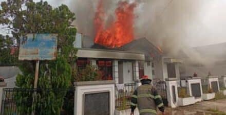 Studio Foto di Padang Terbakar