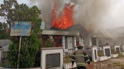 Studio Foto di Padang Terbakar