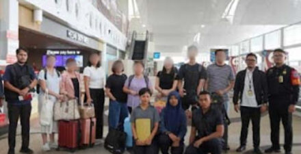 Delapan warga negara Malaysia dideportasi melalui Bandara Internasional Kualanamu.