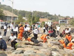 Bapas Padang Uji Coba Pidana Kerja Sosial di Pantai Padang