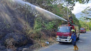 Tim Damkar padamkan kebakaran lahan di Padang.