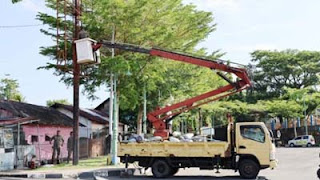 Penertiban baliho oleh Pemko Pariaman.