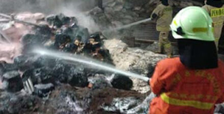 Kebakaran melahap sebuah gudang di Tambora, Jakarta Barat, Minggu (29/6/2025)