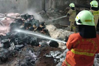 Kebakaran melahap sebuah gudang di Tambora, Jakarta Barat, Minggu (29/6/2025)