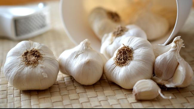 Ada beberapa manfaat makan bawang putih.