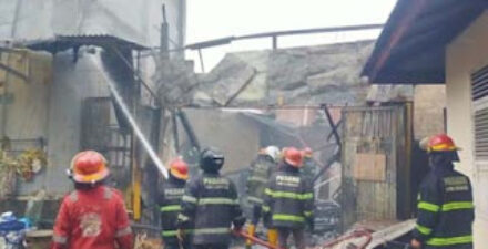 Petugas Damkar Kota Padang padamkan berupaya memadamkan api