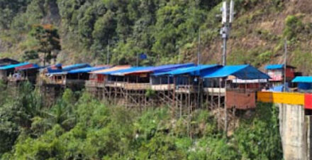 Pedagang di Jembatan Kelok 9