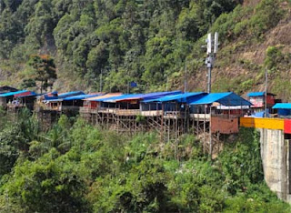 Pedagang di Jembatan Kelok 9