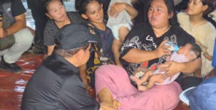 Pramono Anung berusaha menguatkan korban kebakaran