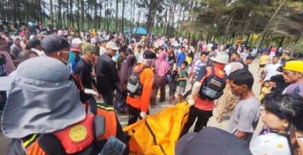 Evakuasi remaja yang hanyut terseret ombak