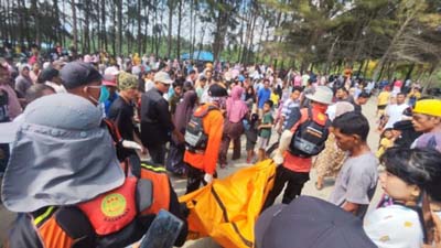 Evakuasi remaja yang hanyut terseret ombak