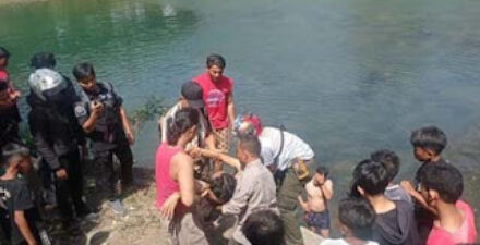 Evakuasi korban tenggelam di sungai Batang Kuranji