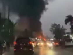 Bengkel Terbakar, Lalu Lintas Karawaci Macet Total