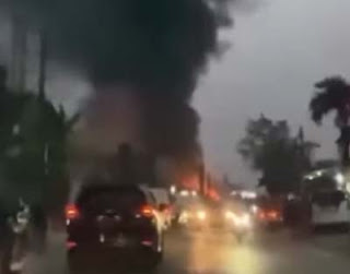 Kebakaran bengkel mobil di Legok, Tangerang, Banten