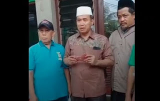 Pengurus masjid menunjukkan tulisan nama warga yang tertera di paru-paaru sapi