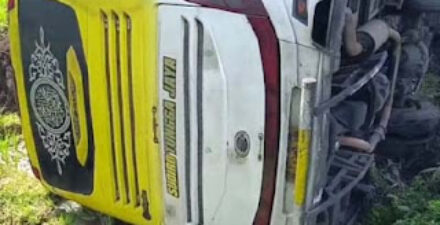 Bus berpenumpang 28 orang terguling menghindari truk