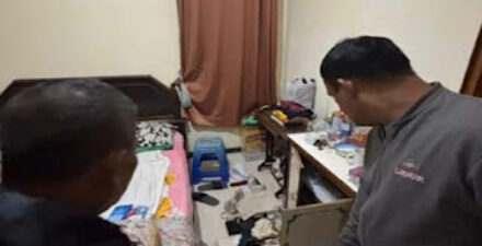 Kondisi isi kamar korban perampokan yang terjadi di Ampek Koto, Kabupaten Agam. Kerugian mencapai Rp1,5 miliar.