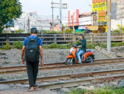 Nekat Terobos Palang Kereta, Pengendara Motor Nyaris Celaka Bawa Anak