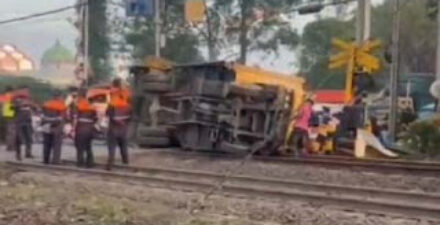 KRL relasi Tangerang-Duri menabrak truk boks di antara Stasiun Tangerang-Batu Ceper