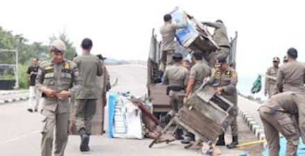 Satpol PP Tertibkan Kawasan Wisata Pantai Padang