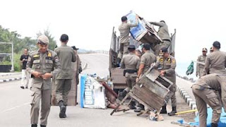 Satpol PP Tertibkan Kawasan Wisata Pantai Padang