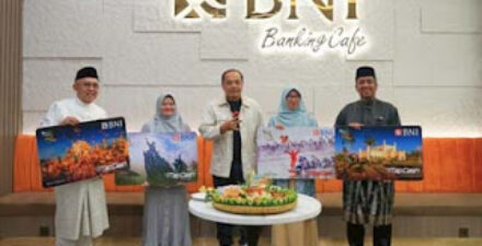 RCEO BNI W02, Khairul Salam bersama Andi Rachman, Yunita Andriani, Khairul Salam, Yuana Nurulita dan Ronny Rakhmat dalam peresmian Banking Cafe dan launching TapCash.